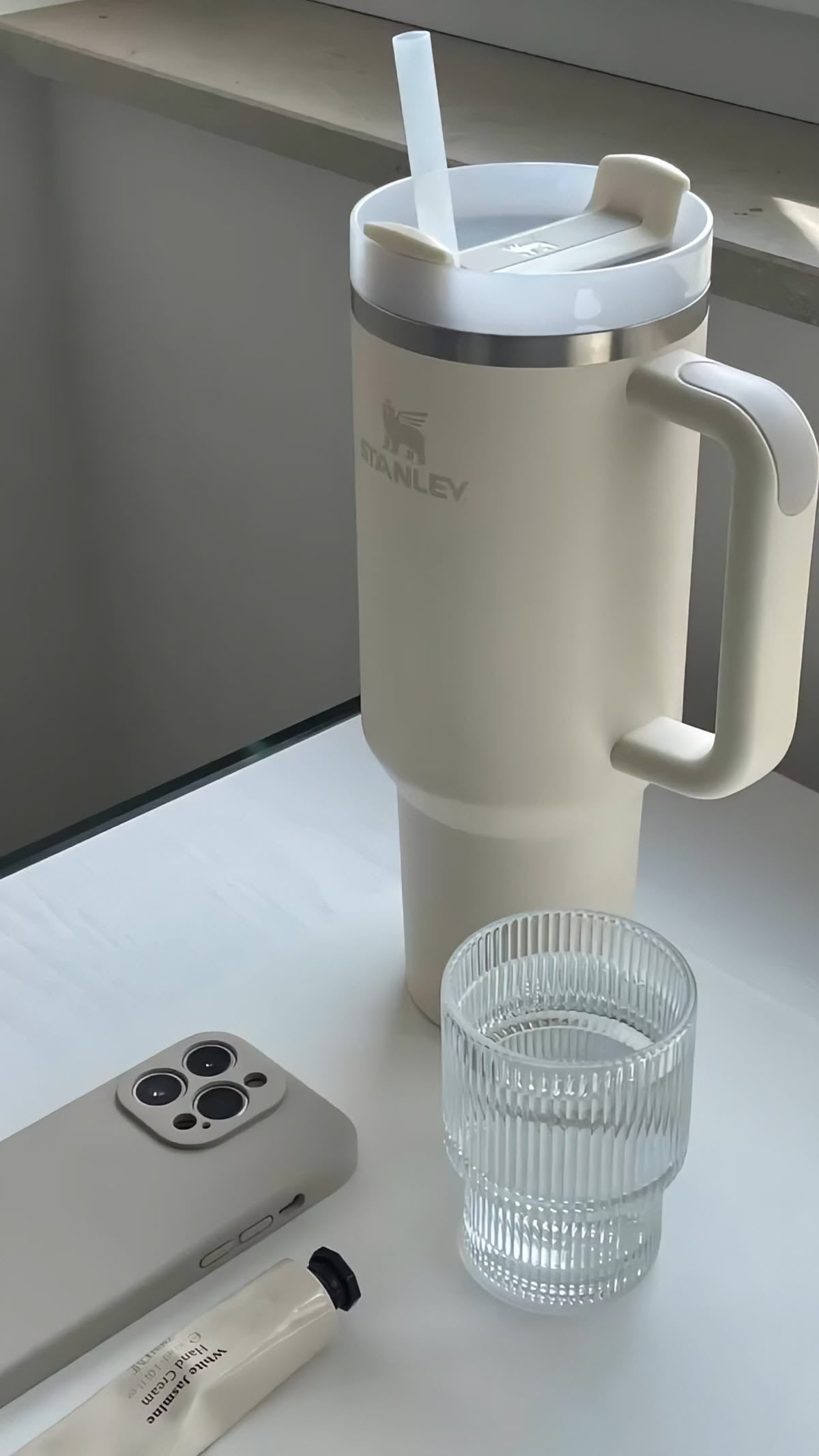 Stanley Cream - Quencher® H2.0 FlowState™ Tumbler | 1.18L